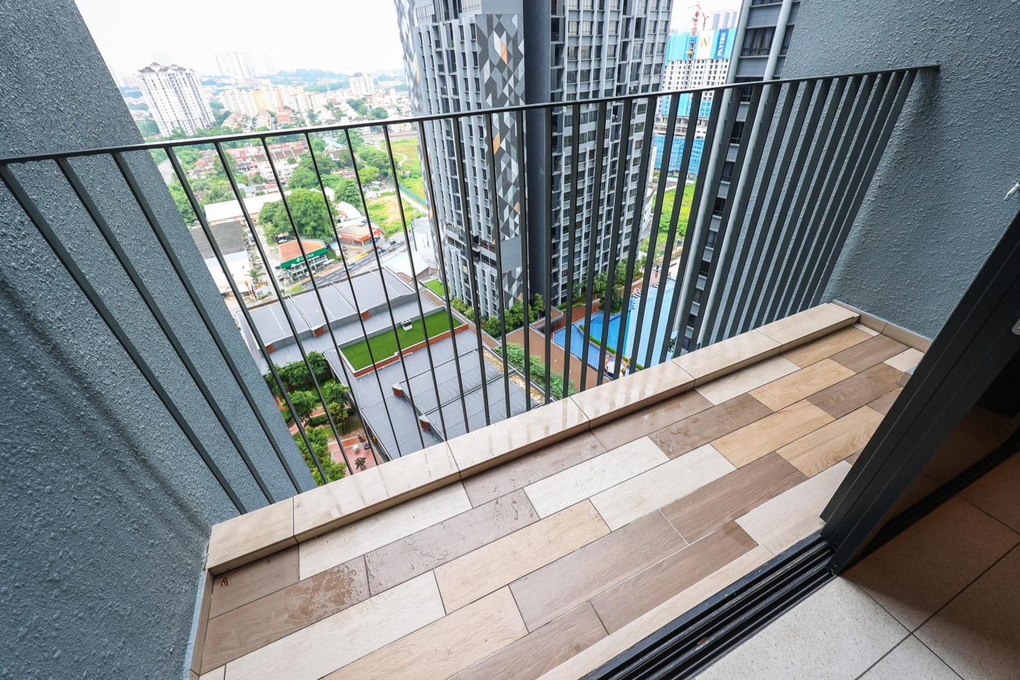 Apartament Millerz Square By Mykey Kuala Lumpur Zewnętrze zdjęcie A balcony in a condominium