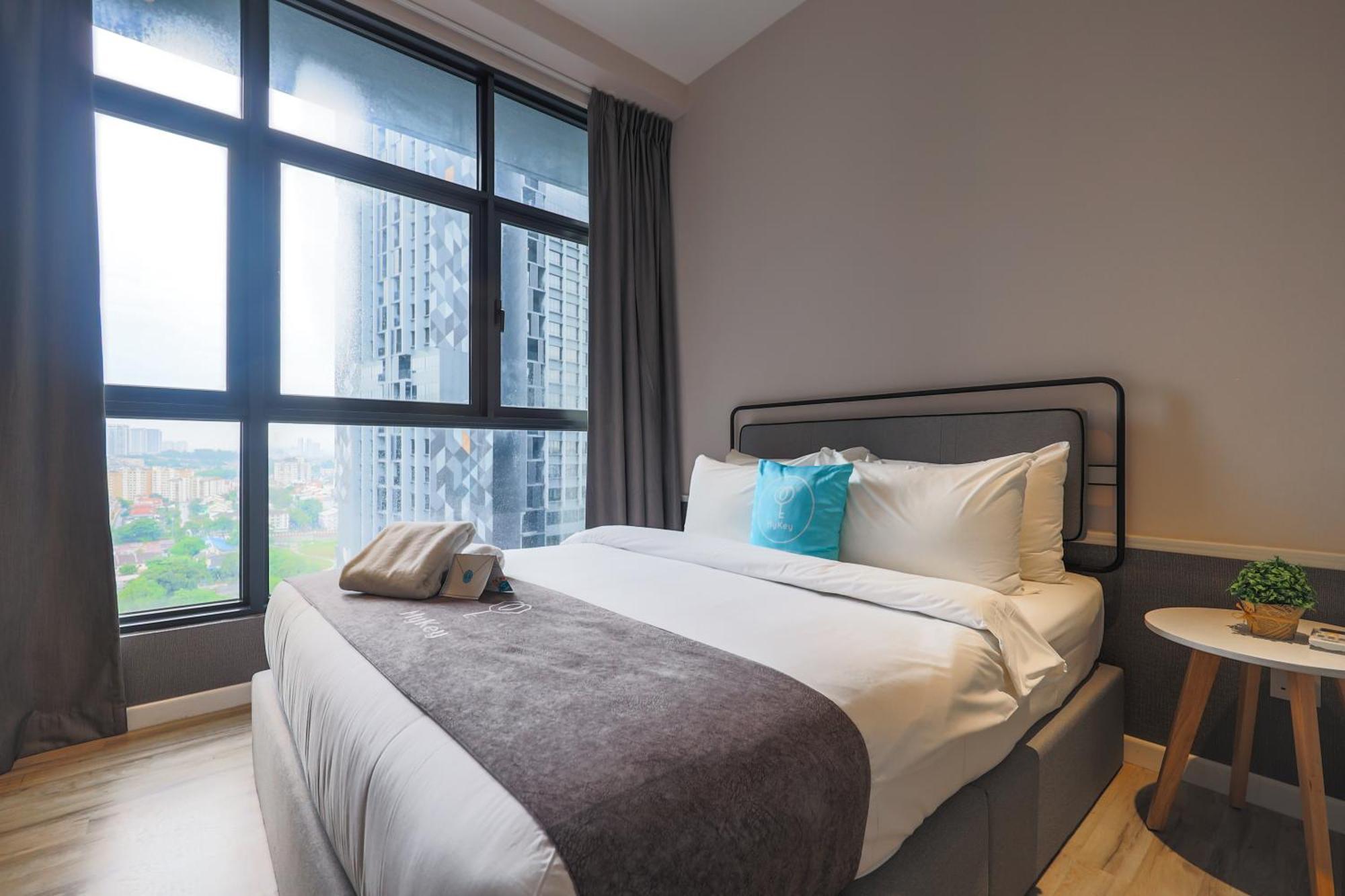 Apartament Millerz Square By Mykey Kuala Lumpur Zewnętrze zdjęcie A bedroom at a serviced apartment in Kuala Lumpur, Malaysia.