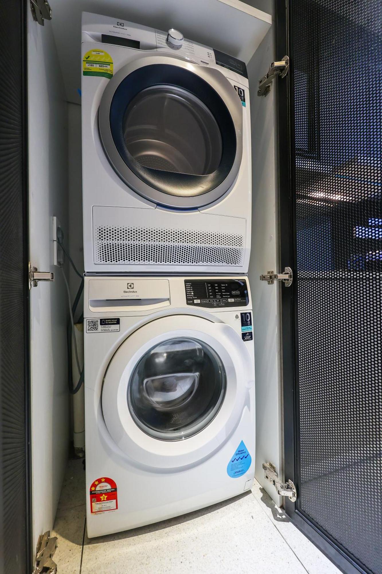 Apartament Millerz Square By Mykey Kuala Lumpur Zewnętrze zdjęcie A clothes dryer (top) and a washing machine (bottom)