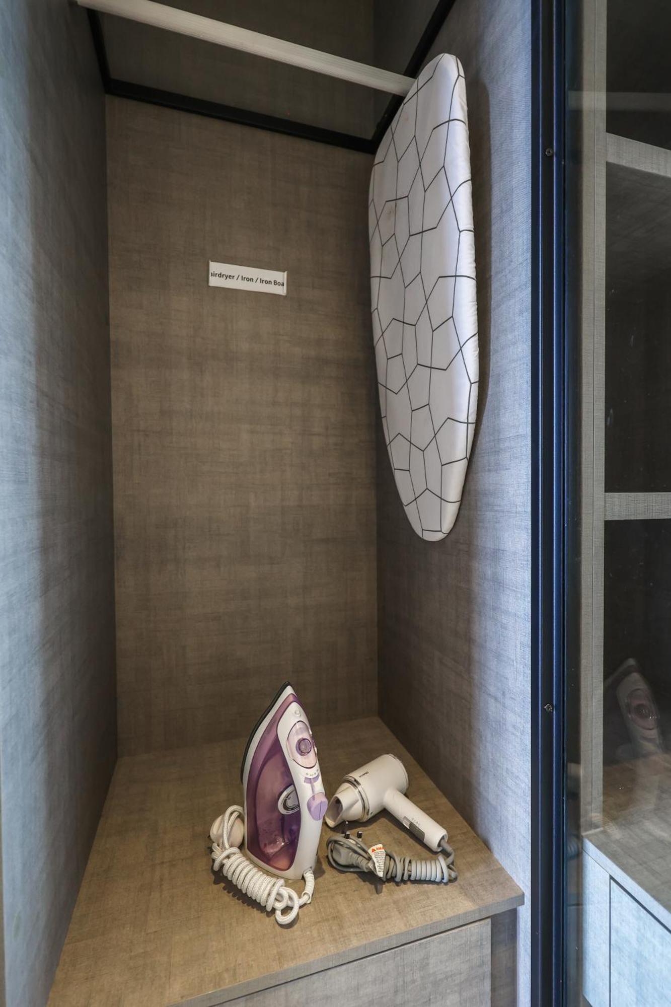 Apartament Millerz Square By Mykey Kuala Lumpur Zewnętrze zdjęcie A surfboard in a hotel room