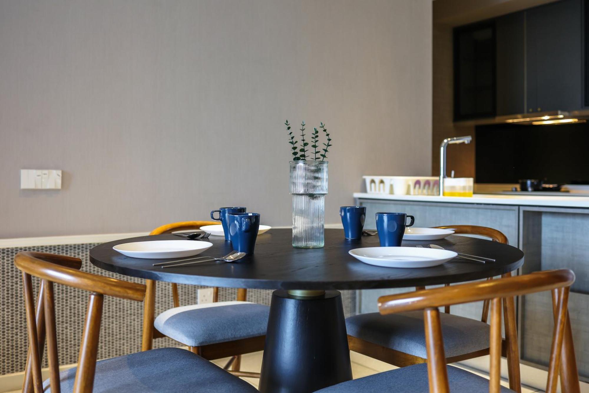 Apartament Millerz Square By Mykey Kuala Lumpur Zewnętrze zdjęcie A dining table with four chairs
