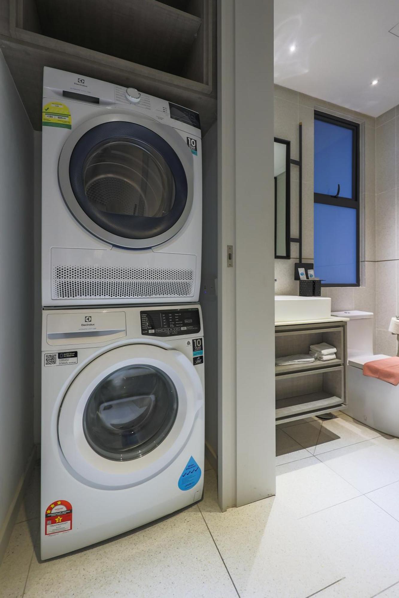Apartament Millerz Square By Mykey Kuala Lumpur Zewnętrze zdjęcie A stacked washer and dryer