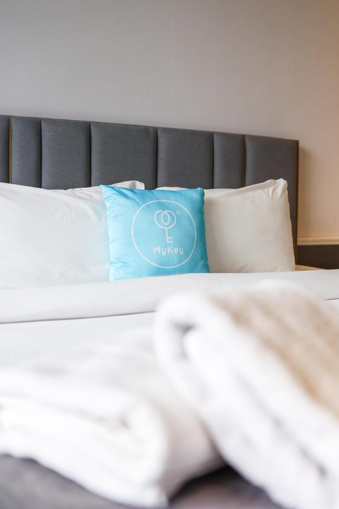 Apartament Millerz Square By Mykey Kuala Lumpur Zewnętrze zdjęcie A pillow with the Hurawalhi logo